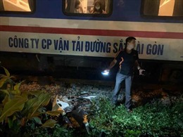 Xe máy va chạm tàu hỏa tại Thanh Trì, hai phụ nữ thương vong