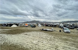 Hàng chục nghìn người dự lễ hội Burning Man bị sa lầy tại sa mạc