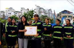 Khen thưởng nữ công nhân môi trường trả lại gần 100 triệu đồng cho du khách