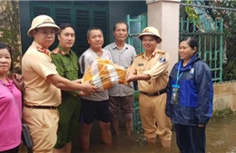 Cục Cảnh sát giao thông hỗ trợ người dân ảnh hưởng do mưa bão tại Đà Nẵng