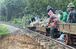 Thông tuyến đường sắt Bắc - Nam qua Hà Tĩnh sau nhiều giờ gián đoạn do mưa lớn