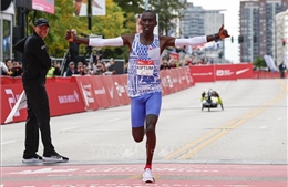 Vận động viên người Kenya lập kỷ lục thế giới mới trên đường chạy marathon