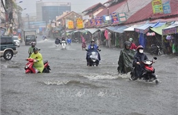 Nhiều tuyến đường TP Hồ Chí Minh ngập nặng sau trận mưa lớn