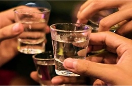 Bạc Liêu: Hai vợ chồng tử vong nghi do ngộ độc rượu