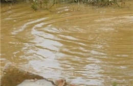 Hai trẻ rơi xuống suối ở thị trấn Khe Sanh, một bé tử vong