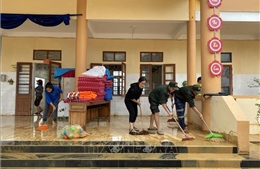 Vùng rốn lũ Hương Khê huy động lực lượng dọn bùn đất tràn vào nhà, trường học