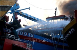 Khống chế được đám cháy lớn tại khu vực sửa chữa tàu cá ở Phan Thiết
