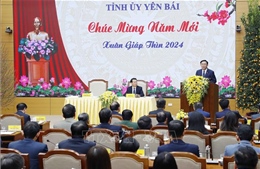Chủ tịch Quốc hội Vương Đình Huệ thăm, chúc Tết Đảng bộ tỉnh Yên Bái
