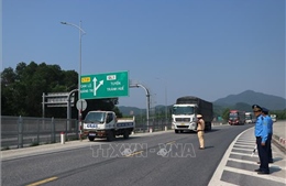 Nhiệt độ mặt đường tăng cao, 12 xe ô tô bị vỡ lốp trên cao tốc Cam Lộ - La Sơn