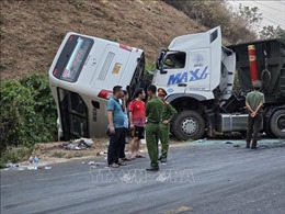 Xe khách va chạm xe tải ở Kon Tum, 1 người tử vong và hàng chục người bị thương