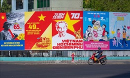 Đường phố TP Hồ Chí Minh rực rỡ cờ hoa chào mừng 49 năm thống nhất đất nước