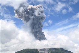 Indonesia nâng mức cảnh báo đối với núi lửa Ibu