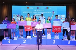 Trao giải cho các vận động viên xuất sắc tại Giải chạy VnExpress Marathon Quy Nhơn 2024