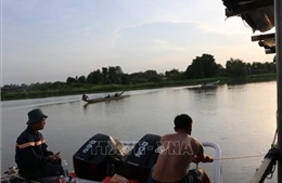 Vụ 3 thiếu niên đuối nước trên sông Sài Gòn: Đội &#39;người nhái&#39; lặn tìm được thi thể đầu tiên