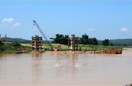 Xây dựng cầu bắc qua sông Mã phục vụ đi lại của người dân
