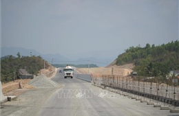 Người dân tự ý đi vào cao tốc Nha Trang - Vân Phong đang thi công