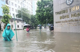 Mưa kéo dài, nhiều tuyến phố Hà Nội bị ngập sâu