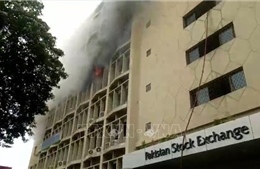Cháy tòa giao dịch chứng khoán tại Pakistan