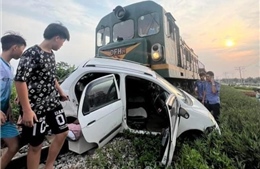 Tàu hỏa va chạm ô tô 5 chỗ tại Vĩnh Phúc, hai người bị thương 