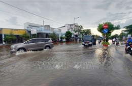 Nhiều tuyến đường nội ô thành phố Bạc Liêu ngập sâu sau cơn mưa lớn kéo dài