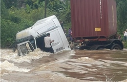 Khen thưởng hai cá nhân dũng cảm cứu lái xe đầu kéo giữa dòng nước lũ