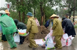 Hà Nội: Nhiều đoạn đê xung yếu được đắp cao ngăn lũ dữ