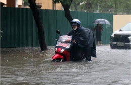 Mưa to, nhiều tuyến đường ở thành phố Vinh ngập sâu