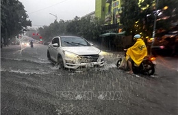 Mưa lớn khiến nhiều tuyến đường tại thành phố Đồng Hới ngập cục bộ