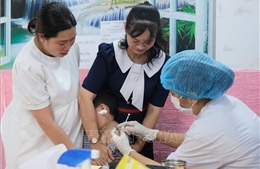 Cần Thơ: Đông đảo phụ huynh đưa con đi tiêm vaccine phòng bệnh sởi