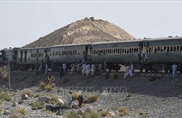 Tấn công tàu hỏa chở hàng trăm hành khách tại Pakistan