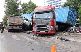Tai nạn giao thông giữa xe ben và xe đầu kéo container tại Thủ Dầu Một