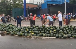 &#39;Giải cứu&#39; hàng tấn dưa hấu cho xe tải bị lật ở Vinh