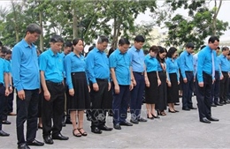 Dâng hương tưởng niệm đồng chí Hoàng Quốc Việt