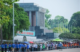 Sáng tháng 5, dòng người thành kính vào Lăng viếng Bác