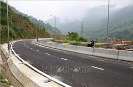 Cảnh sát giao thông kịp thời giúp thiếu niên lang thang trên cao tốc trở về với gia đình