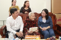 Phó Chủ tịch nước Võ Thị Ánh Xuân thăm, tặng quà các gia đình chính sách