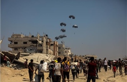 Hàng cứu trợ được đưa đến Gaza qua đường không và đường bộ