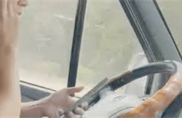Xử phạt lái xe khách vừa điều khiển ô tô trên cao tốc, vừa nhắn tin điện thoại
