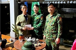 Bốn ngư dân Nghệ An may mắn sống sót khi gặp nạn trên biển