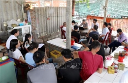 Hai người tử vong sau khi ăn tiết canh lợn