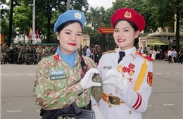 Hai chị em gái sánh vai trong đội hình diễu binh, diễu hành