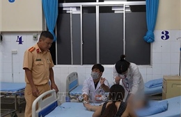 Cảnh sát giao thông Lâm Đồng kịp thời đưa cháu bé 4 tuổi đi cấp cứu