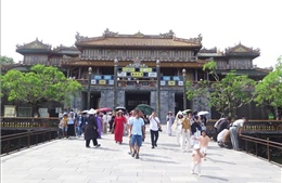 Đông đảo du khách tham quan các di tích ở Huế trong ngày miễn vé
