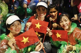 Không khí lễ hội trên hè phố Hà Nội chờ xem tổng duyệt