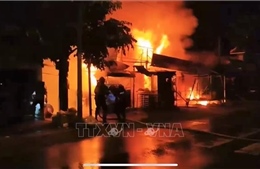 Cháy lớn chợ Xuân Thới Sơn trong đêm, nhiều kiốt bị thiêu rụi
