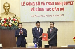 Lễ công bố và trao nghị quyết về công tác cán bộ của Ủy ban Thường vụ Quốc hội