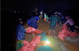 Công an Thanh Hóa xuyên đêm khắc phục sự cố đê, bảo đảm an toàn cho nhân dân