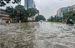 Hà Nội mưa lớn kéo dài, nhiều nơi úng ngập, giao thông khó khăn