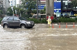 Cảnh sát giao thông Hà Nội bám chốt, hỗ trợ người dân dưới trời mưa lớn