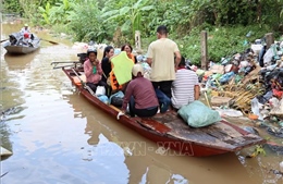 Người dân Hà Nội vất vả ứng phó với nước sông Hồng dâng cao
